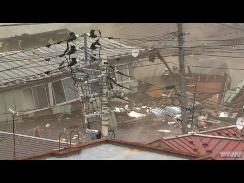 気仙沼市街地に押し寄せる津波 気仙沼市街地に押し寄せる津波