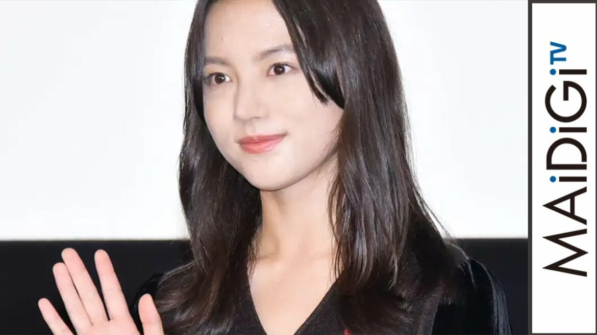 清原果耶、ベルベット調ワンピでシックに　おでこ見せヘアで大人ムード
