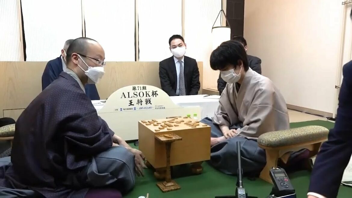藤井聡太・新王将、最年少5冠は「実力を考えると全く出来過ぎ」