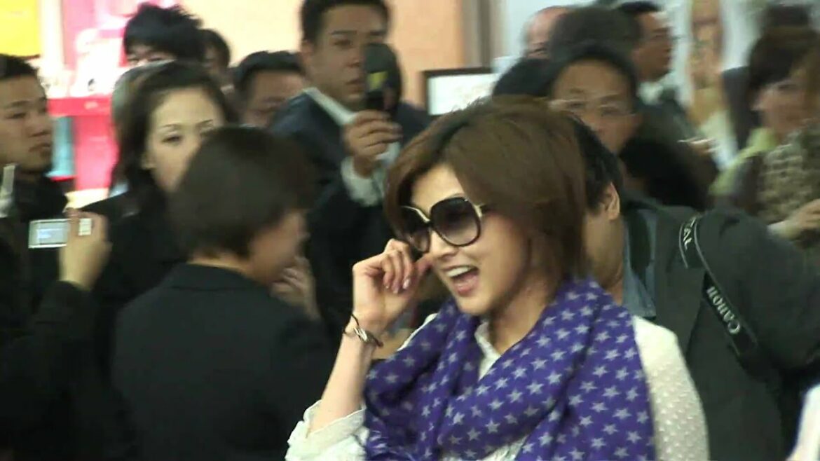 藤原紀香 帰国で騒然とする羽田空港 [HD画質]