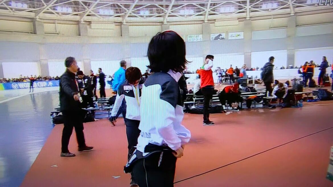 高木美帆選手の上着の乱れをさりげなく直すキッチリ小平奈緒選手✨🤗こちらもファンからするとたまらんですね❗️🍑