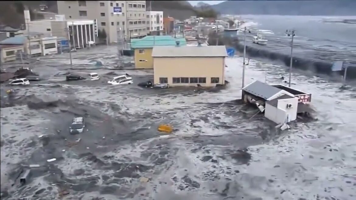 Tsunami (Dangerous tsunami on camera )【日本における津波】