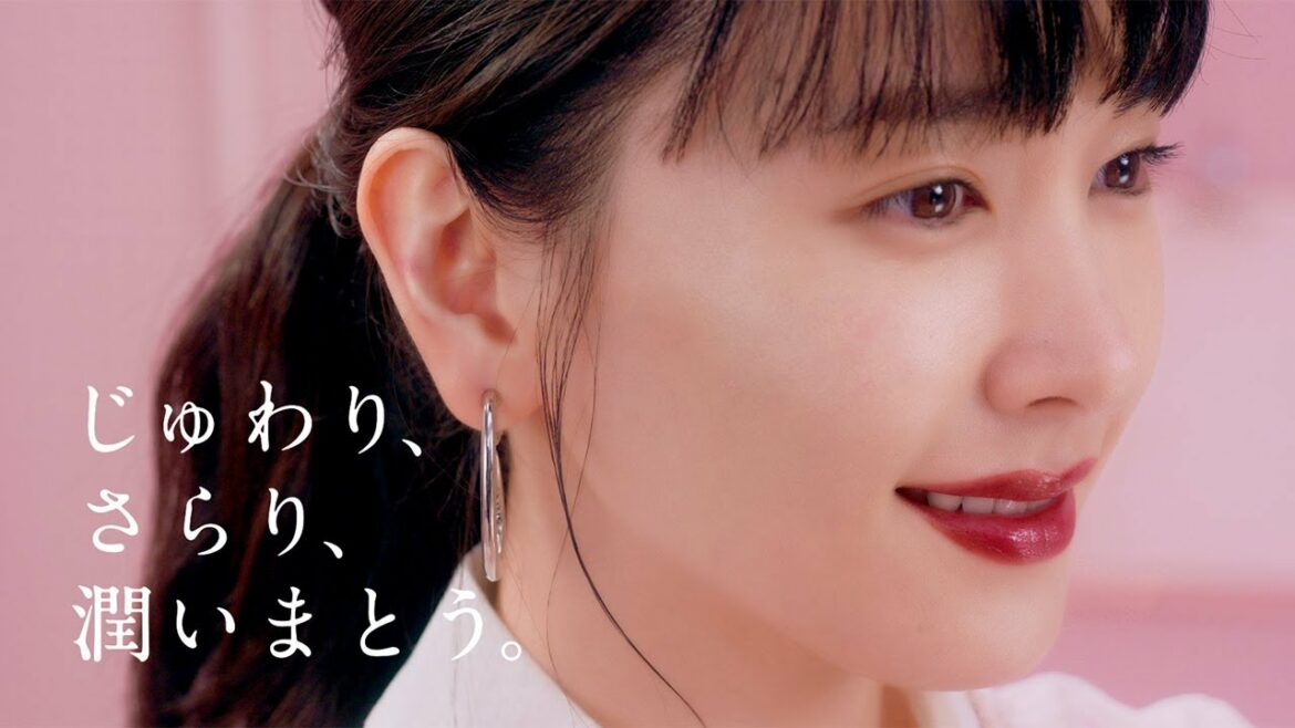 新垣結衣、透け感ブラウスでほんのり肌見せ　潤い美肌も　エスプリーク オリジナルムービー「裏ごしチャレンジ篇」