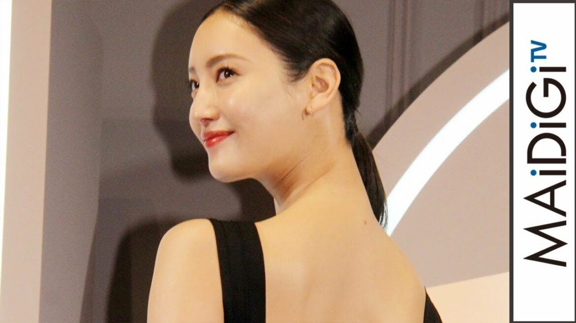 菜々緒、エレガントに美背中見せ　「エルベ・レジェ」で美ボディー生かすシンプルコーデ