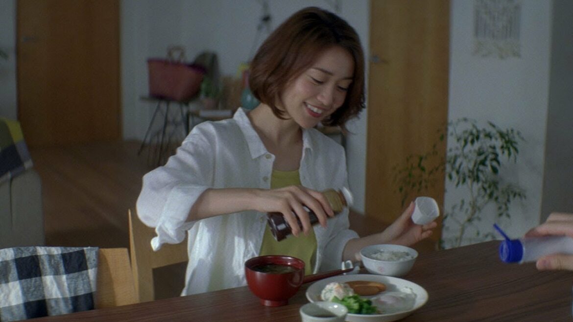 大島優子＆坂口健太郎、目玉焼きは何派？　第一三共ヘルスケア『ミノン』CM「似ているようで違う」篇＆メイキング映像