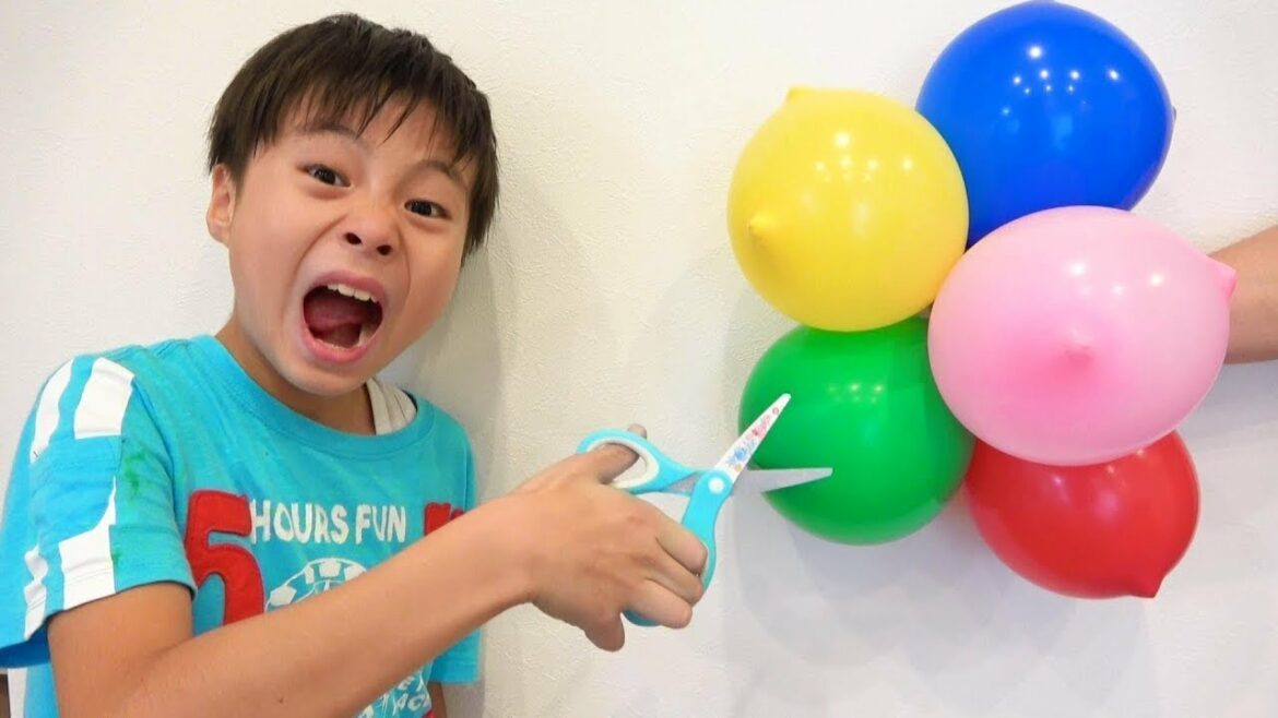 風船の中身はスライム？ かくれんぼ 英語 ごっこ遊び こうくんねみちゃん キッズライン　Hide and Seek with balloon