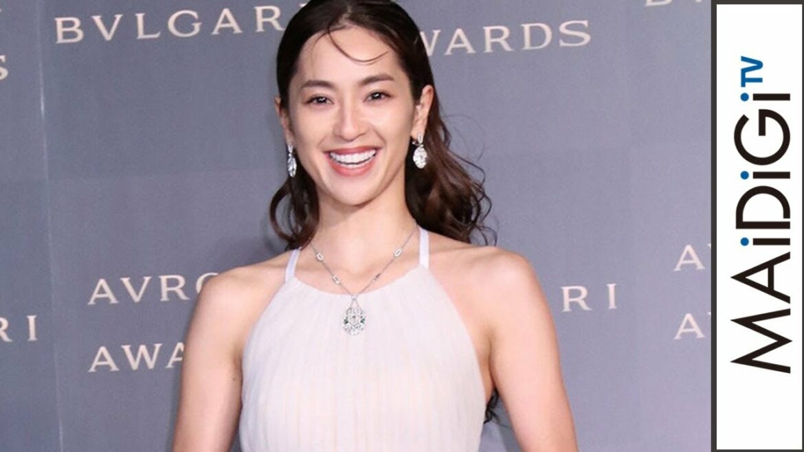 中村アン、純白キャミドレスとブルガリジュエリーで「甘辛ミックス」　美背中も　「BVLGARI AVRORA AWARDS 2018」