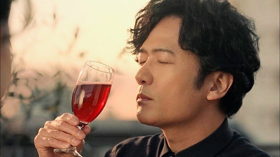 稲垣吾郎、ワインの気分に酔いしれる！夏木マリが歌う名曲「さくらんぼの実る頃」／サントリー「ノンアルでワインの休日」CM＋メイキング＋インタビュー