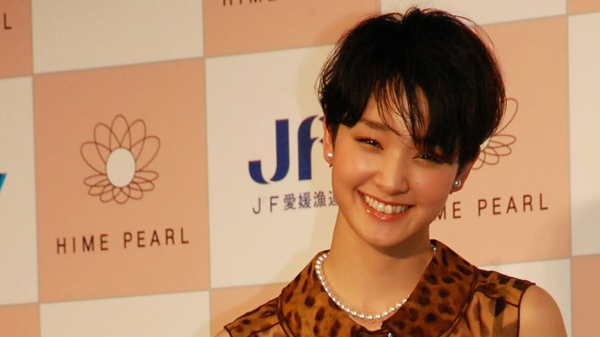 剛力彩芽、白馬の王子様「まだ現れない」　『ベストパールプリンセス2016』授与式