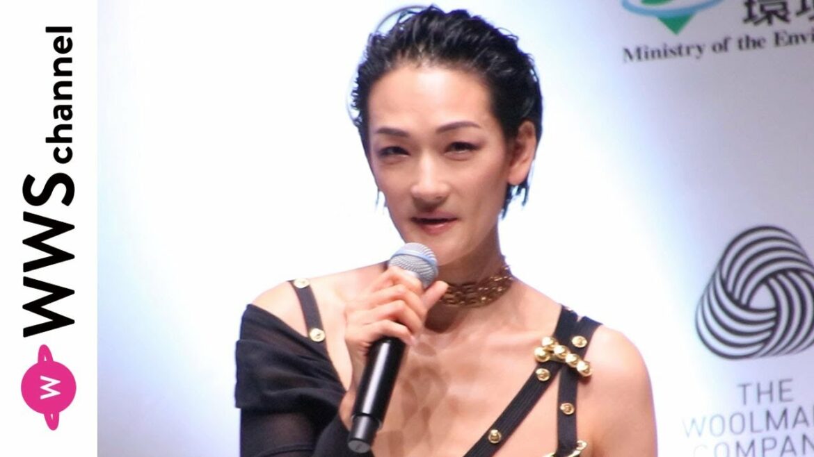 冨永愛がシックなブラックコーデで「VOGUE FASHION’S NIGHT OUT 2019」セレモニーに登場！