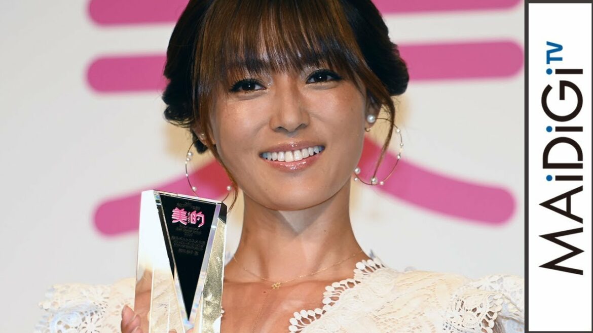 深田恭子、今年の「なりたい顔 No.1」に！真っ白な“透け感”ドレス姿　「2019 美的ベストコスメ大賞」贈賞式