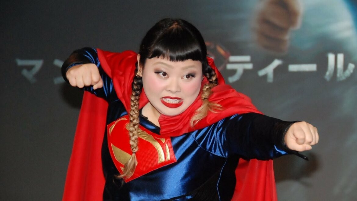 "ジャーナリスト"渡辺直美、スーパーマンに直撃取材