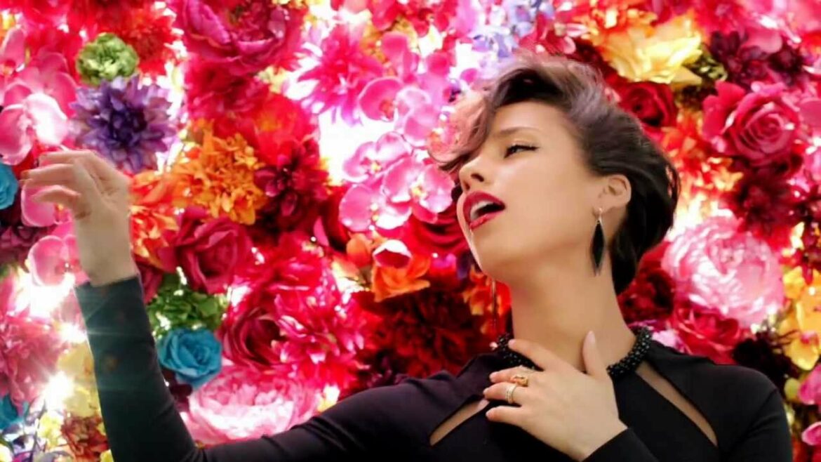 アリシア・キーズ×蜷川実花 「ガール・オン・ファイア」