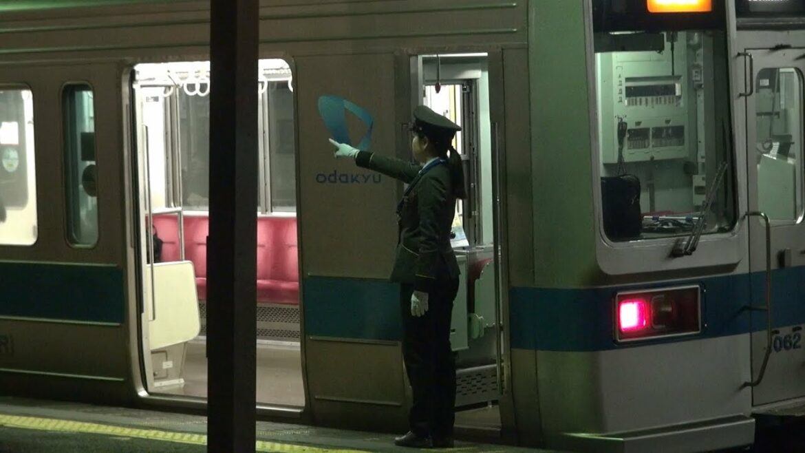 【小田急線】【女性車掌】【神奈川県 秦野市 秦野駅】【小田急小田原線 小田急電鉄】 【小田急線】【女性車掌】【神奈川県 秦野市 秦野駅】【小田急小田原線 小田急電鉄】