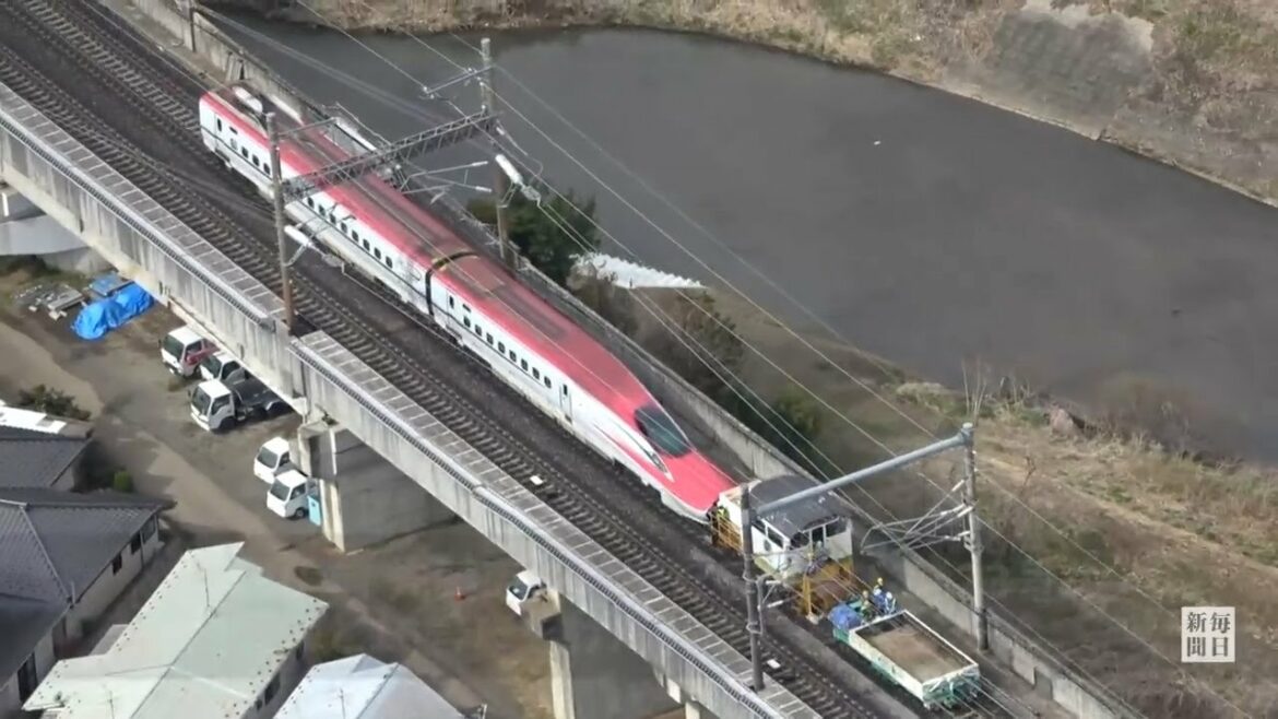 地震で脱線した東北新幹線車両、けん引始まる