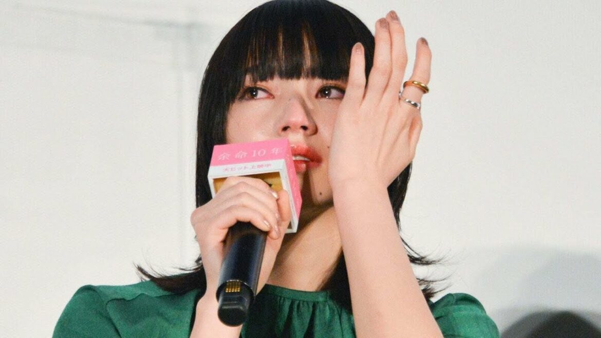 小松菜奈が号泣「たくさんの人の心に届いているんだな」…主演映画「余命１０年」舞台あいさつ