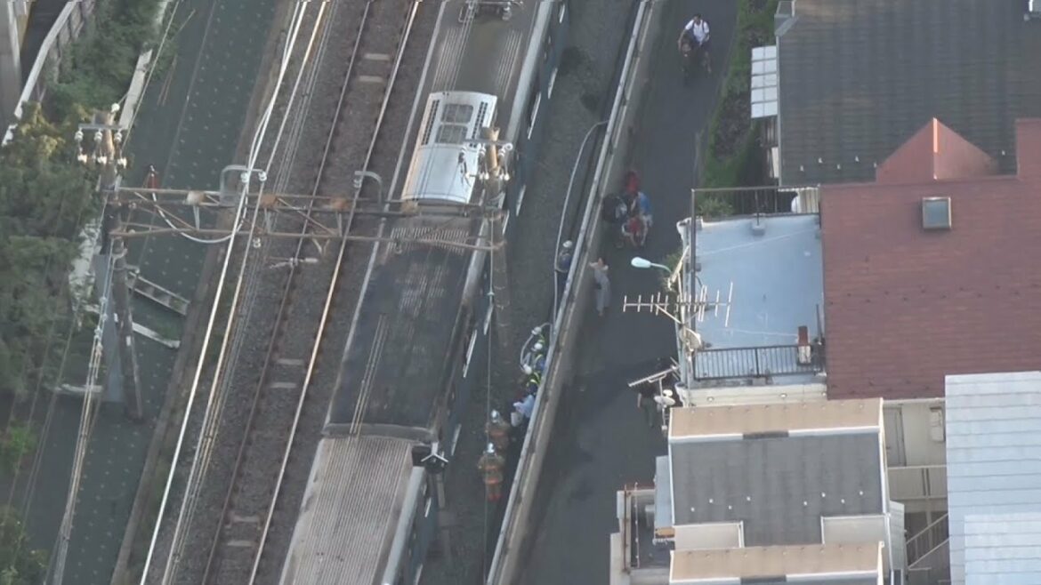 小田急線電車の屋根に火 東京・渋谷、乗客は避難