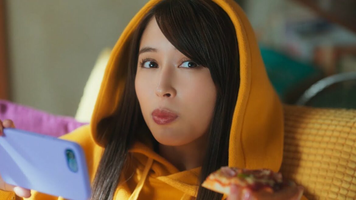 広瀬アリス、鈴鹿央士の部屋であっという間にくつろぐ姿が憎めない/povo2.0 CM+メイキング+インタビュー 広瀬アリス、鈴鹿央士の部屋であっという間にくつろぐ姿が憎めない/povo2.0 CM+メイキング+インタビュー