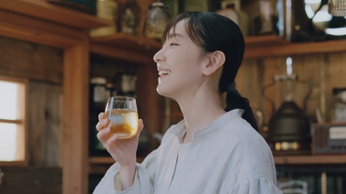新垣結衣出演「アサヒ 十六茶」新TVCM お姉さんからの焙煎クイズ編（15秒）