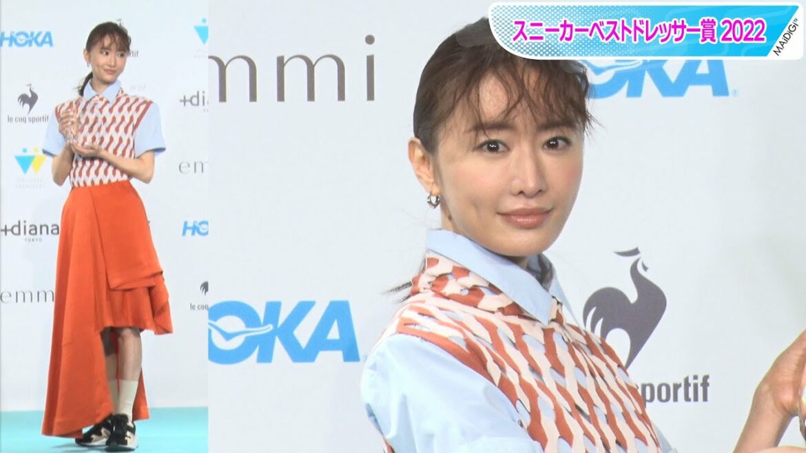 松本まりか、大胆アシメスカート×スニーカーで美脚見せ　個性派カジュアルコーデ