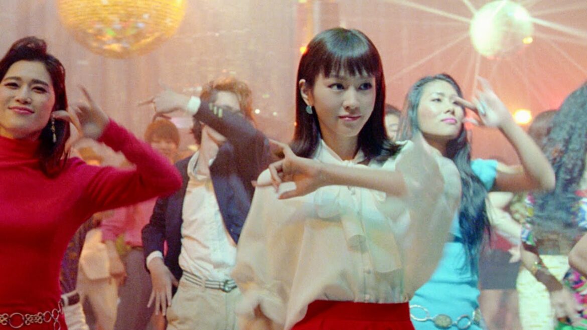 桐谷美玲＆ふてニャン、1980年代のディスコにタイムスリップ　Y!mobile新CM「1980はじまる」篇＆「タイムスリップ」篇