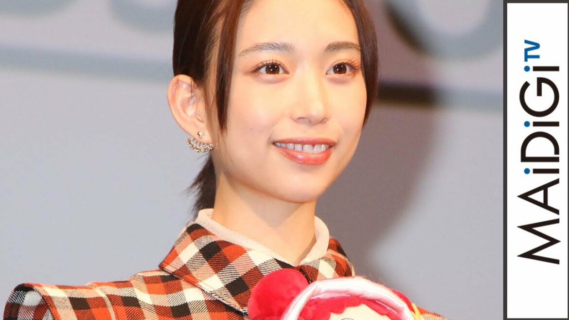 森川葵、透け感トップス＆チェック柄ワンピの秋コーデ　くすみネイルでこなれ感も　【第33回東京国際映画祭】