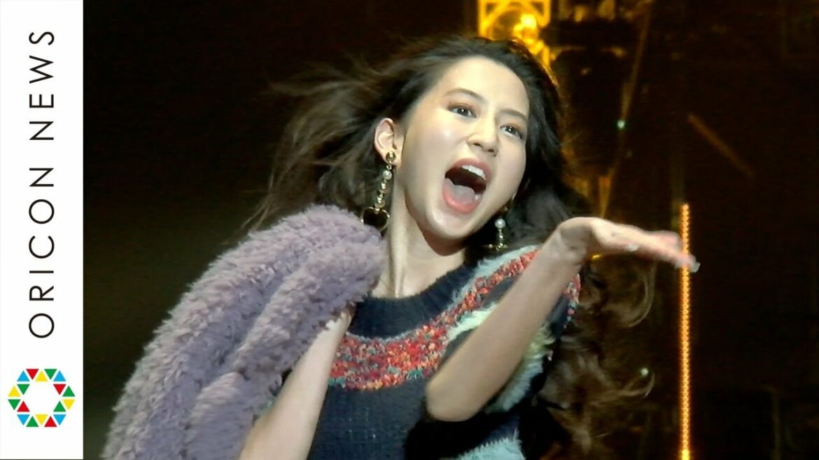 河北麻友子、桐谷美玲とラブラブランウェイ【TGC2017AW】