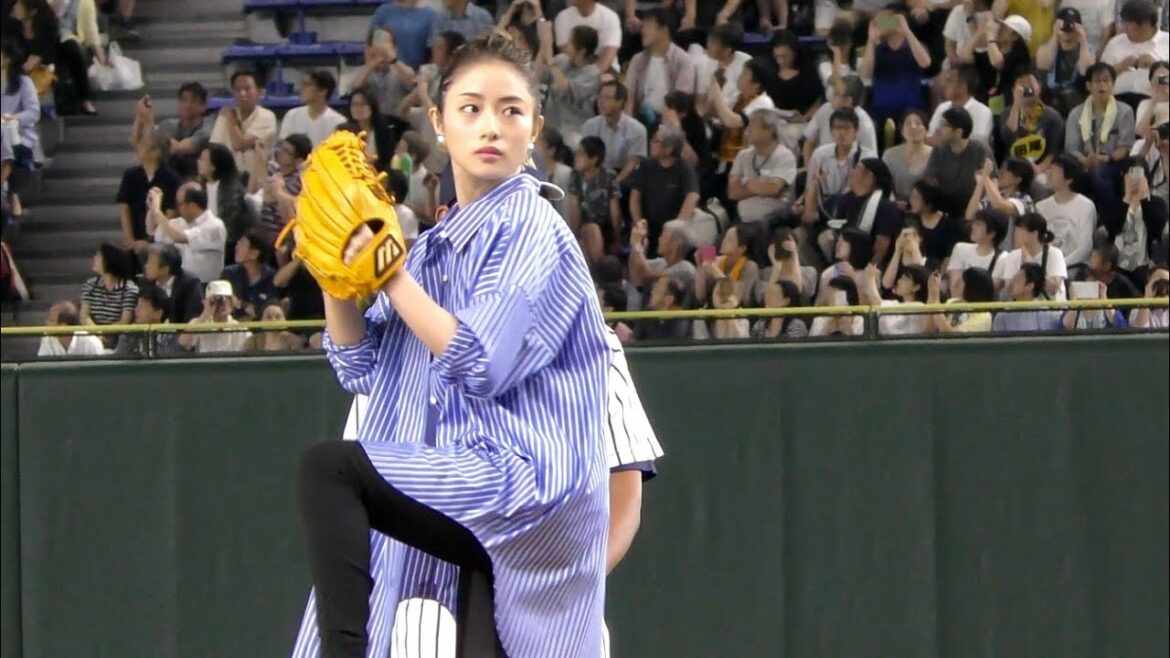 石原さとみ、始球式で岡島秀樹の“ノールック投法”再現 まさかのハグに球場どよめき　サントリードリームマッチ2019