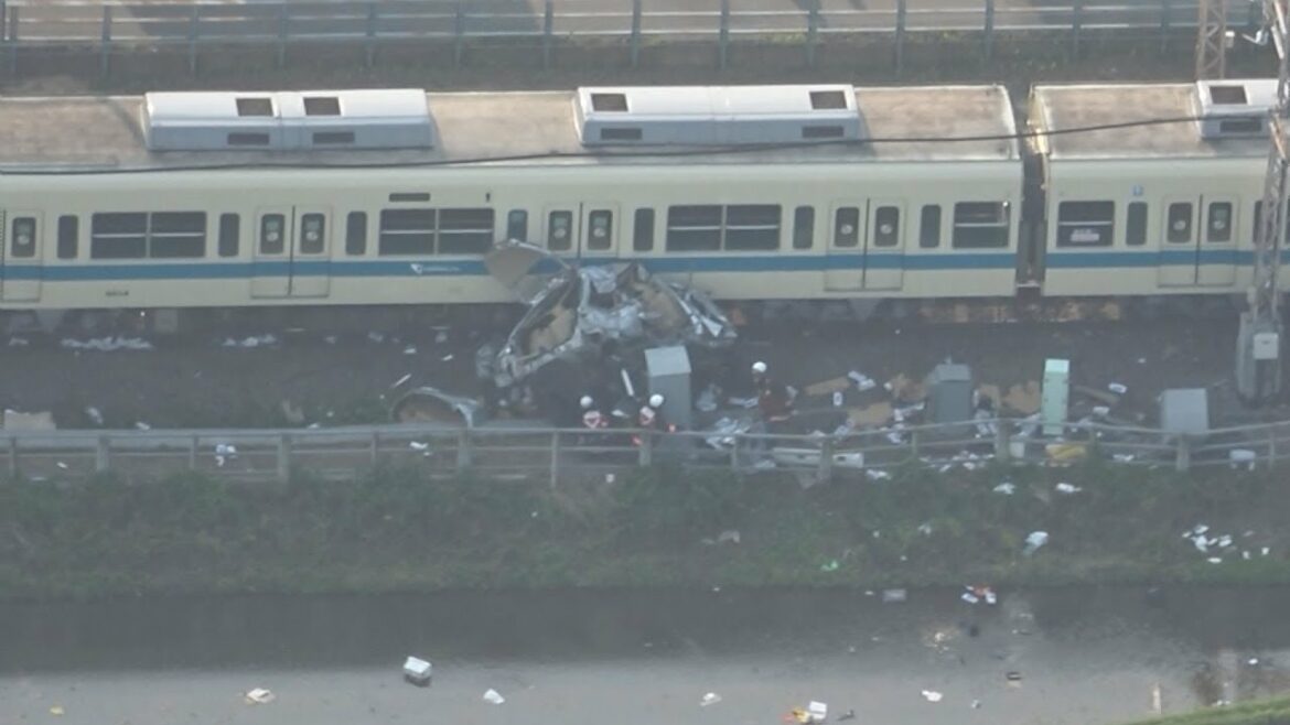 踏切で電車と車衝突、脱線 神奈川・厚木、小田急線