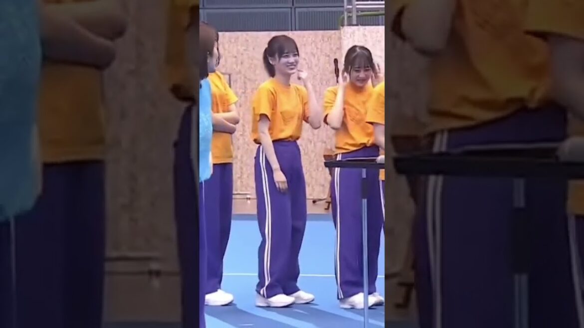 ズボンを上げる山下美月