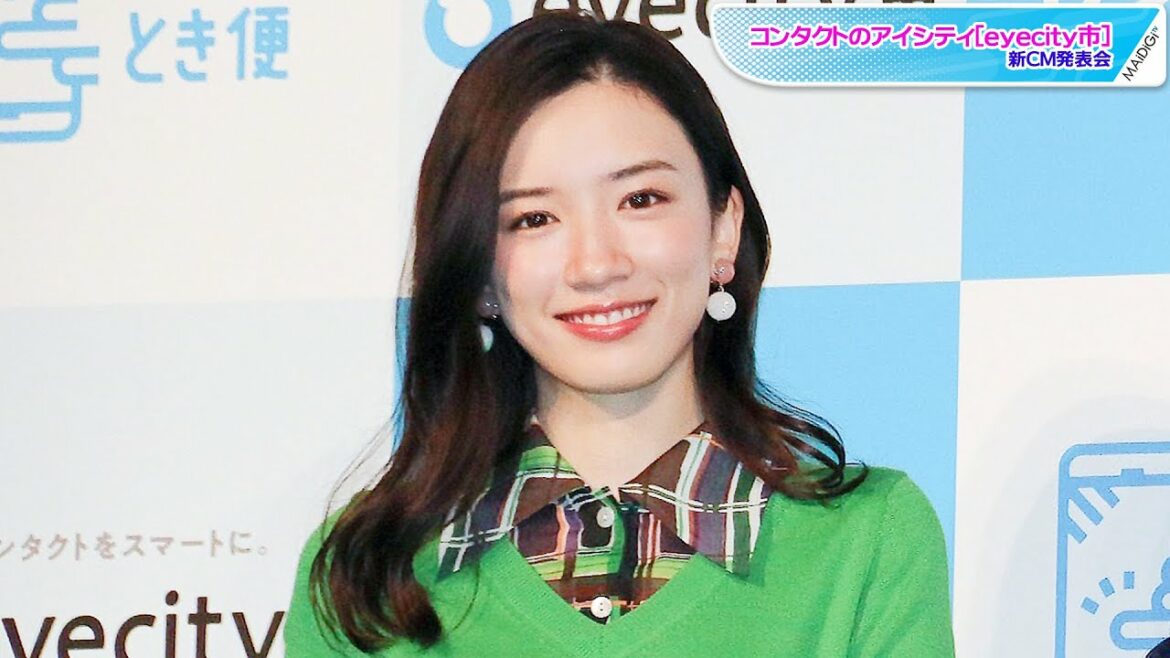 永野芽郁、ミニスカートで美脚すらり　グリーン×オレンジで鮮やかコーデ