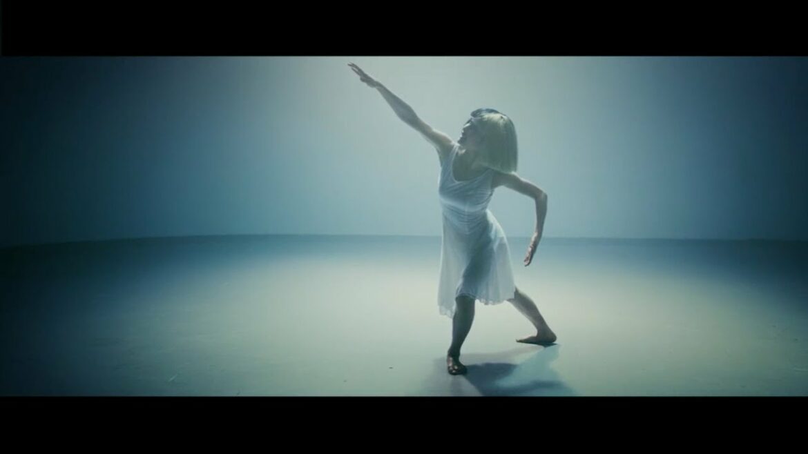 Sia 『Alive feat. 土屋太鳳』COMING SOON Sia 『Alive feat. 土屋太鳳』COMING SOON