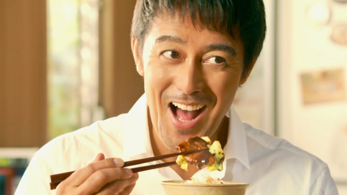 阿部寛、うまい中華のつまみ食いが本気食いに！俺流の調理シーンにも注目／Cook Do CM+メイキング