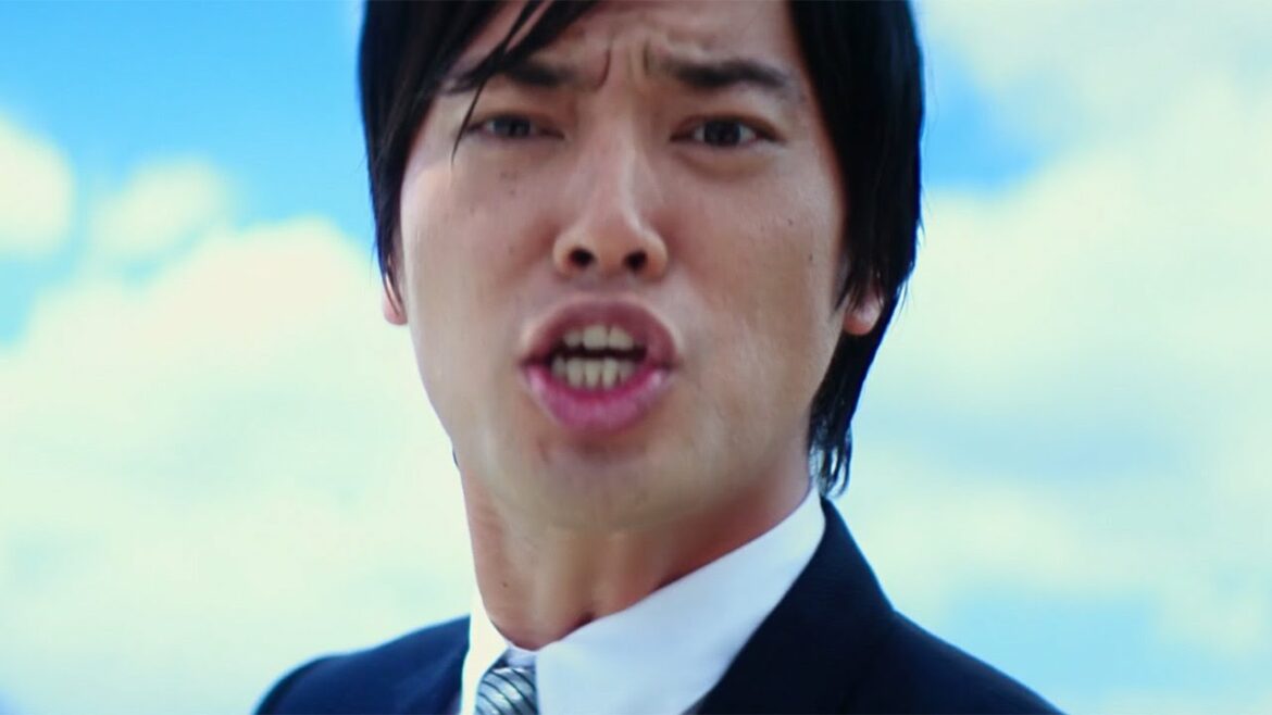 桐谷健太、CMで“再び”熱唱　スーツ姿で拳突き上げ…　「豊田自動織機」新TVCM「創ろうの歌」編