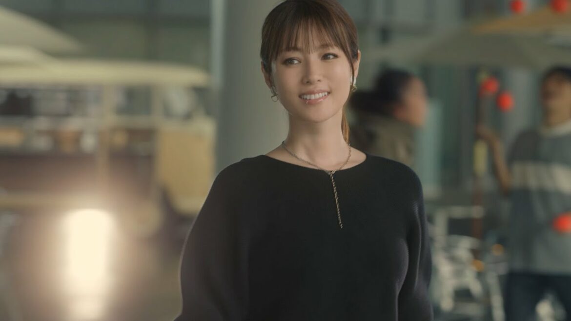 深田恭子、美脚際立つパンツスタイル披露 華麗なウォーキングで魅了 「UNIQLO」新CM「明日、何を着ますか？スマートパンツ篇」