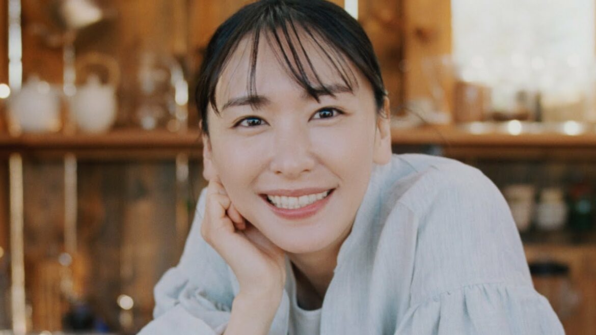 新垣結衣、少年にノリツッコミする姿が可愛い！　「アサヒ 十六茶」新CM3本一挙公開