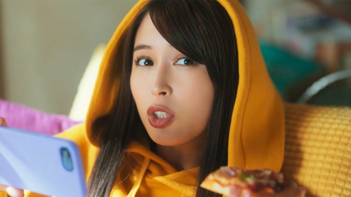 広瀬アリス、やっぱり怪しいけどカワイイ！鈴鹿央士の家で勝手にくつろぐ　「povo2.0」新CM「povo姉のお届け」編