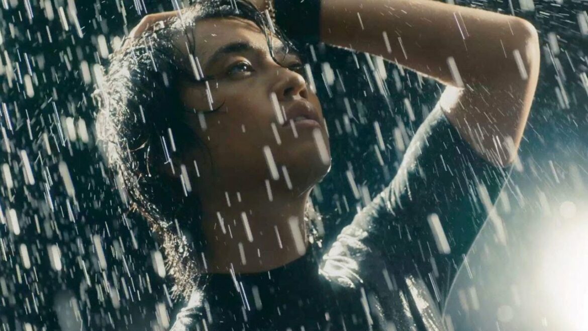 斎藤工がずぶ濡れに！　ショッピングサイト『グラムール セールス』CM「どんなときでも編」