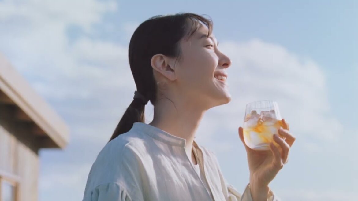 新垣結衣出演「アサヒ 十六茶」新TVCM お姉さんの割砕トーク編（15秒）