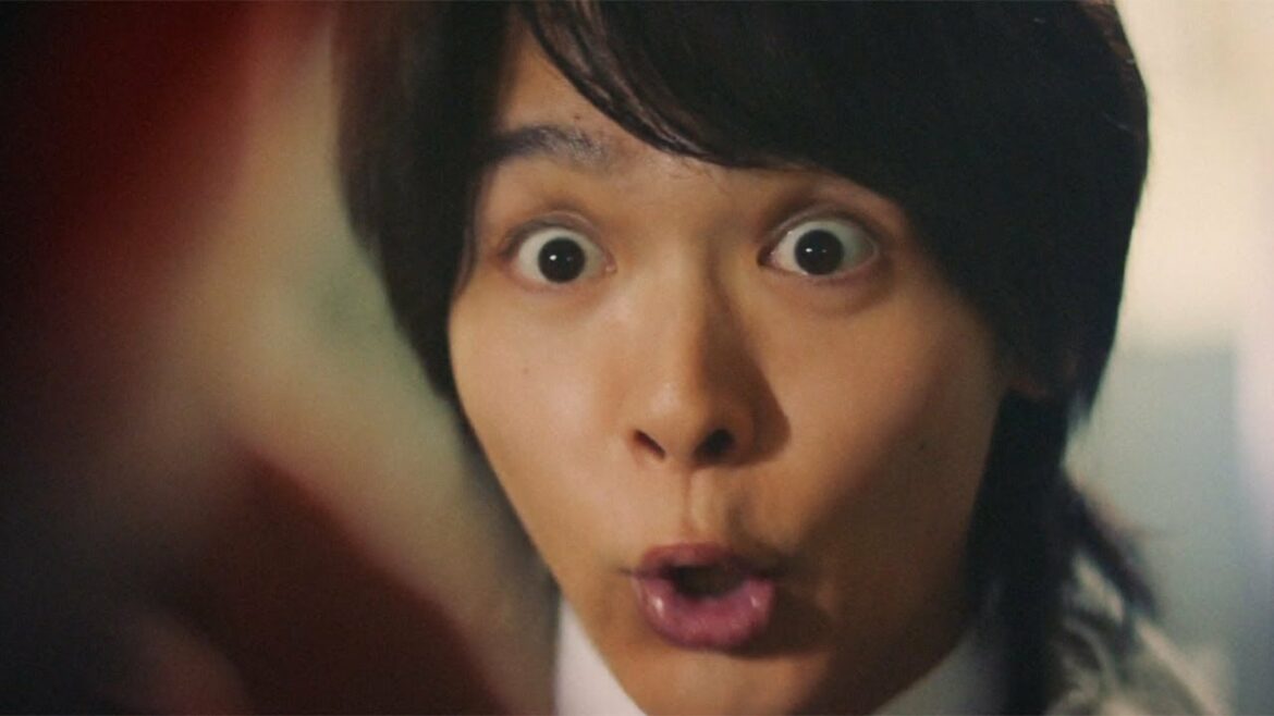 中村倫也、コミカルな表情連発！　表情豊かな探偵を熱演　ニキビ治療啓発ウェブ動画「ニキビの影にひそむ者～赤ニキビだけじゃない～篇」