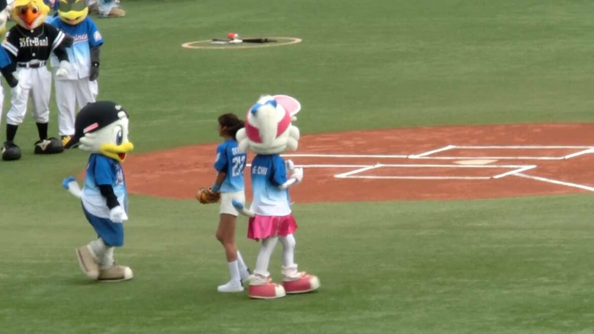 岡副麻希ファーストピッチセレモニー　2016/8/14 QVCマリンフィールド