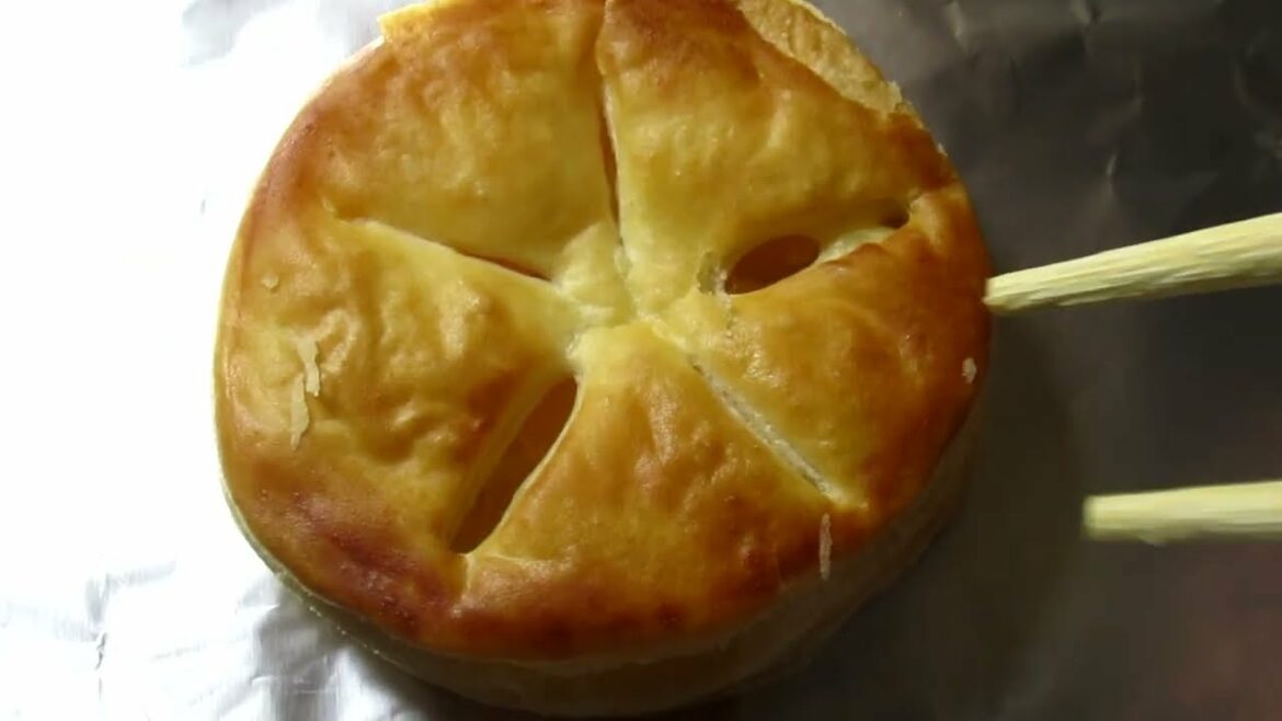 青森山田高校サッカー部の三冠達成後 雪に埋もれた石碑と学校 ラブリーパイ&校歌 青森市青葉 冬 大雪 2022年 青森山田高校サッカー部の三冠達成後 雪に埋もれた石碑と学校 ラブリーパイ&校歌 青森市青葉 冬 大雪 2022年