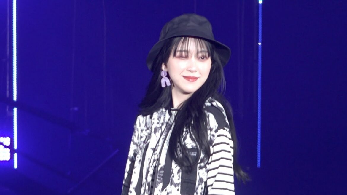 元乃木坂46・堀未央奈、TGC春コーデでキュートにウインク　美脚も披露 【東京ガールズコレクション 2022 SPRING/SUMMER】