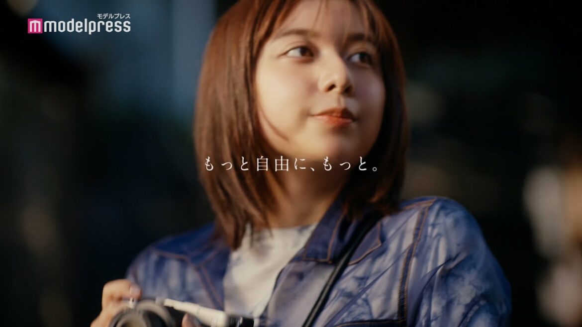 上白石萌歌、カメラ片手に江ノ島旅 ソニー「α7C」WEB CM