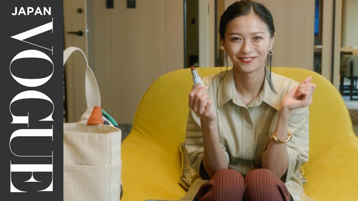 榮倉奈々のバッグの中身は？ 愛用リップやマッサージグッズも公開。 | In The Bag | VOGUE JAPAN