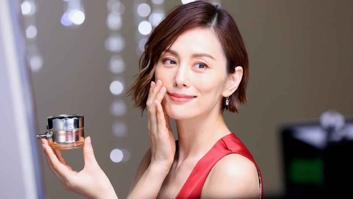 米倉涼子、Vネックの真っ赤なドレスに映える美肌デコルテ／「グレイス ワン リンクルケア」CM＋メイキング＋インタビュー