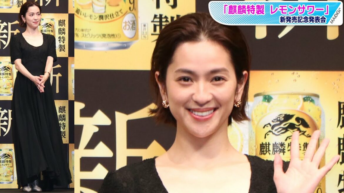 中村アン、透け感ワンピで大人可愛く　オールバックで甘辛に