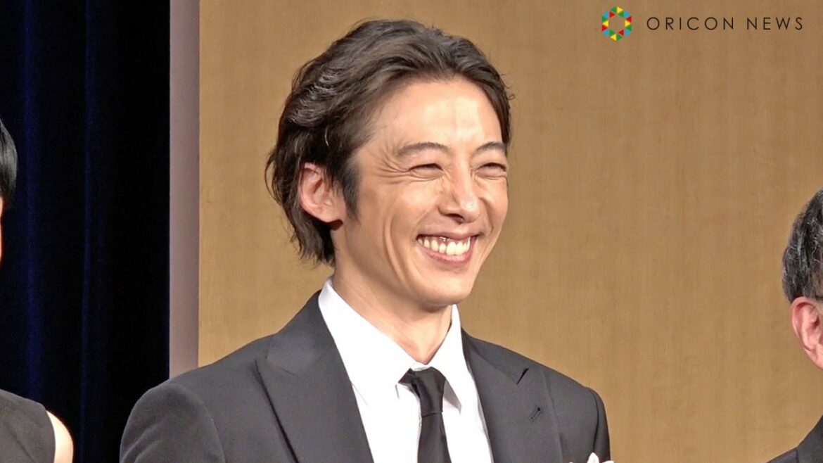 高橋一生、目じりに満面の笑顔シワで”最優秀男優賞”喜ぶ! 『第29回 読売演劇大賞』 高橋一生、目じりに満面の笑顔シワで”最優秀男優賞”喜ぶ! 『第29回 読売演劇大賞』
