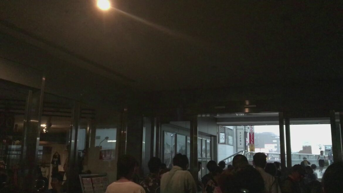埼玉で激しい雷雨と突風  混乱の上尾夏まつり 停電直後のイトーヨーカドー