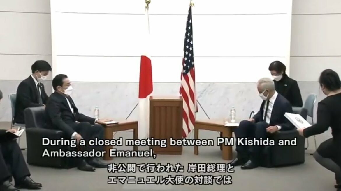 岸田首相　エマニュエル駐日大使と被爆地訪問PM Kishida and US Ambassador Emanuel visit the atomic-bombed city of Hiroshima